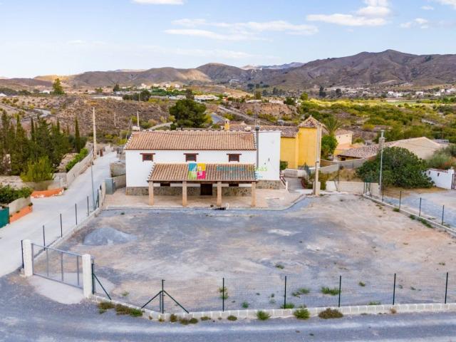 Se vende una gran casa de campo llena de carácter con 4/5 do. 280m² Cantoria