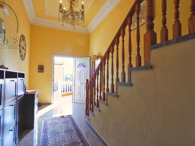 Se vende una espaciosa y luminosa casa de tres plantas en Ge. 247m² Genovés