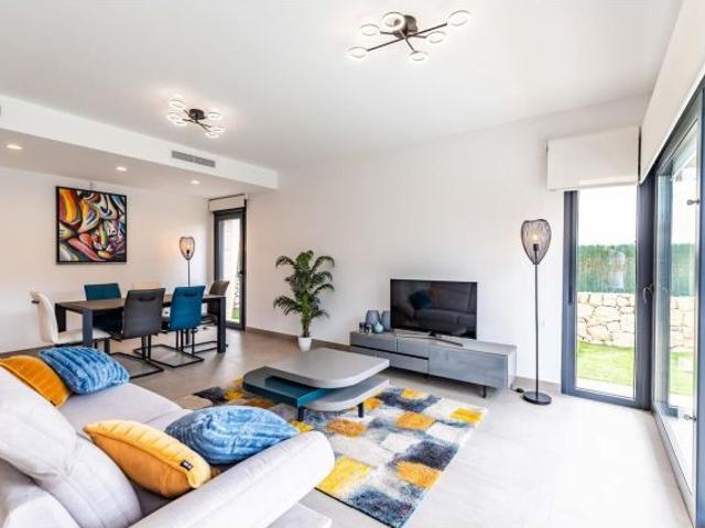 se vende una villa de 3 dormitorios y 3 baños en distancia de 250 metros hasta la playa Huguiericas