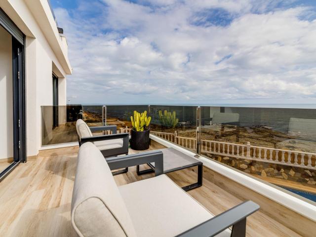 Se Vende Villa con piscina recientemente renovada,Primera línea, Cabo Cervera, Torrevieja