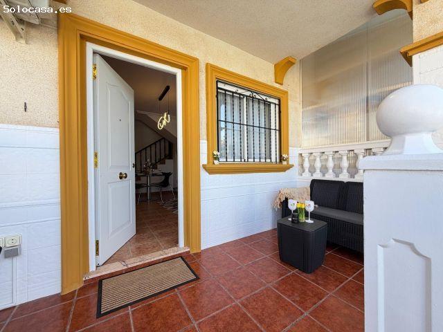 Se vende acogedor adosado en pleno centro de Punta Prima