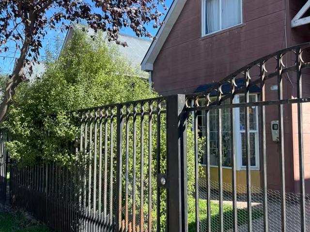 Se vende acogedora casa de 3 dormitorios y 1 baño, estacionamiento. 3 dormitorios por 67000. 00 en Chillán