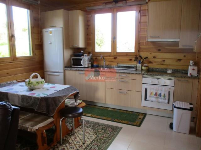 SE VENDE ACOGEDORA CASA DE MADERA CON FINCA URBANIZABLE ZONA FRIOL!