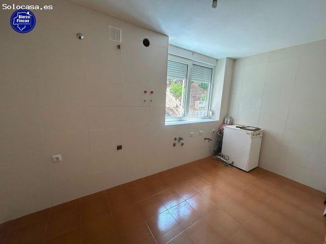 ? SE VENDE ADOSADO EN URBANIZACIÓN PATRICIA, PONFERRADA ?