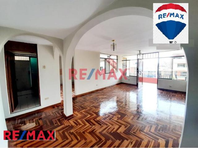 Se Vende Amplio Departamento En Urb. Las Flores Cerca A Estacon Los Jardines S.J.L
