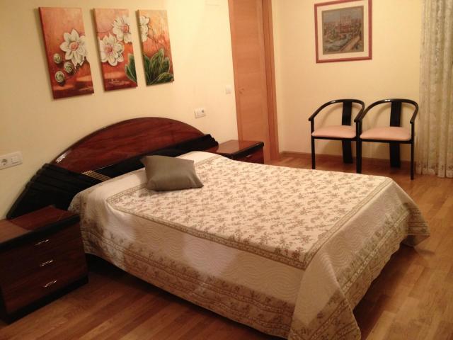 SE VENDE AMPLIO PISO, 138 M2, SEMINUEVO, TRASTERO, ASCENSOR, GARAJE. PARA ENTRAR A VIVIR