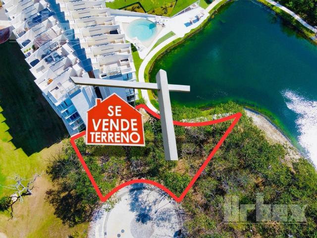 SE VENDE AMPLIO TERRENO AL LADO DEL CAMPO DE GOLF Y LAGO EN COUNTRY CLUB, CAMPECHE