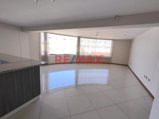 Se Vende Amplio Y Hermoso Departamento En Cerro Colorado