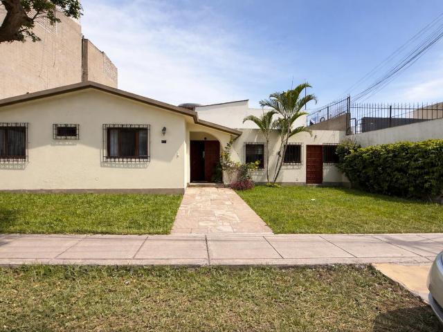 Se vende amplia casa ubicada en Calle San Juan en el distrito de La Molina