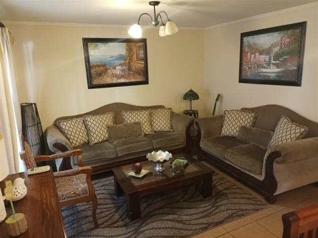 Se vende amplia casa villa los portones de linares | 3 dormitorios por 165000. 00 en Linares