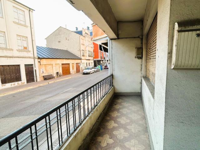 SE VENDE AMPLIA CASA CON SOLAR EN EL CENTRO DE CACABELOS OPORTUNIDAD PARA REFORMAR