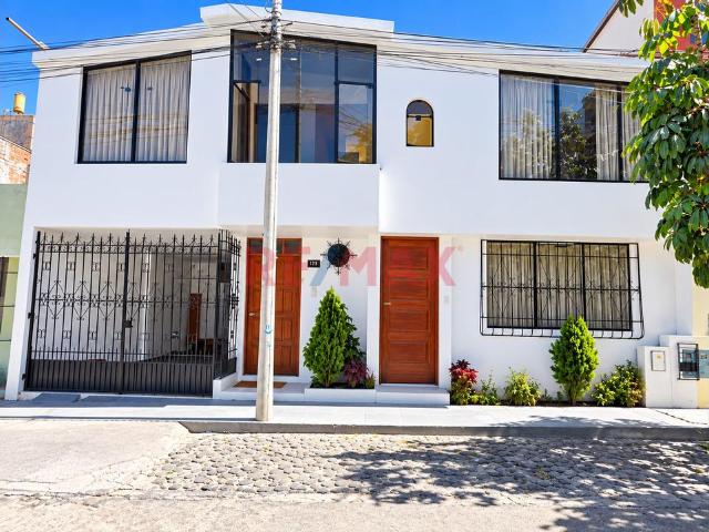 ¡Se Vende Amplia Casa De 2 Pisos Paucarpata!