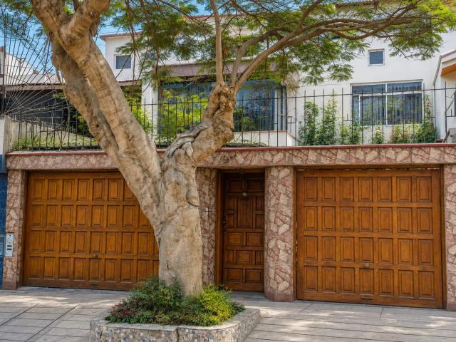 Se vende amplia casa de 3 pisos en tranquila zona de Surco La Castellana