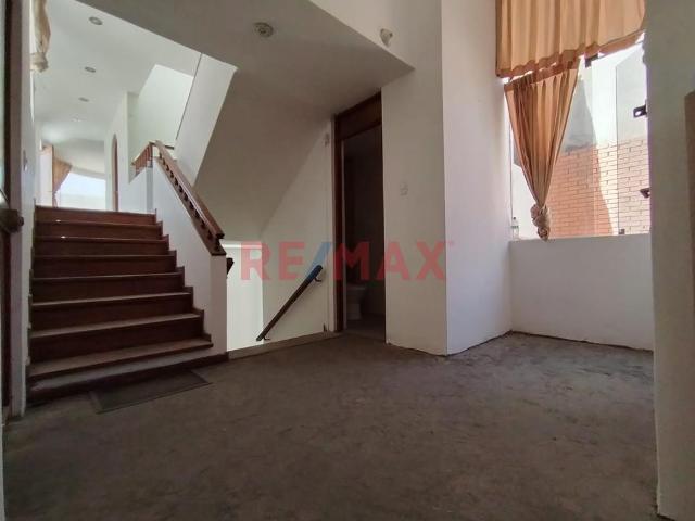 Se Vende Amplia Casa En Urbanización Cayma