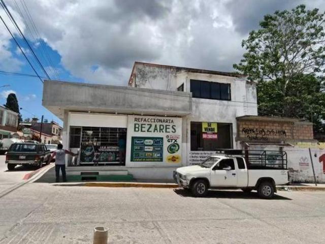 Se vende amplia casa en esquina con local en Berriozábal