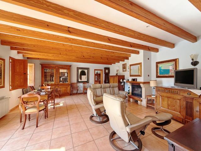 Se vende amplia casa rústica con vistas a la Serra de Tramuntana