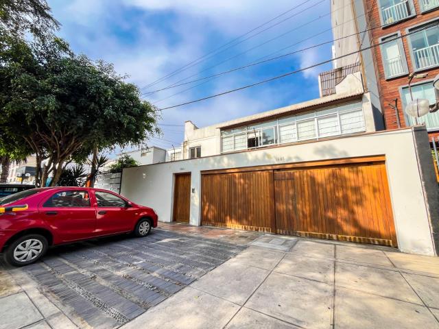 Se vende amplia y versátil propiedad ubicada en una de las zonas más exclusivas de Miraflores