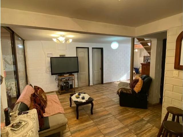 Se vende amplía y hermosa casa en alejandro fleming las condes | 4 dormitorios por 250000. 00 en Las Condes