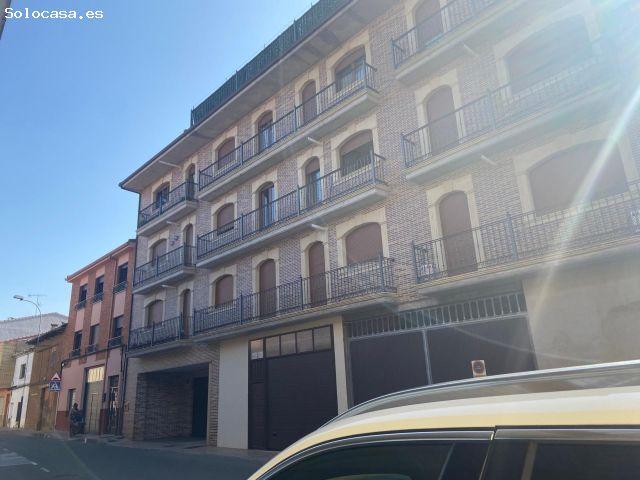 SE VENDE AMPLÍSIMO APARTAMENTO EN VALENCIA DE DON JUAN, COCINA, SALÓN, 2 HAB 2 BAÑOS, ASCENSOR, TR