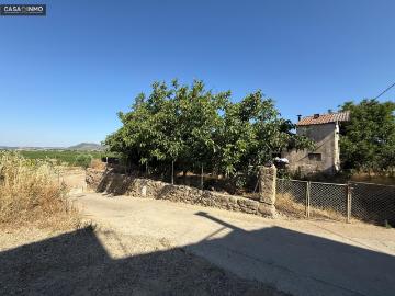 Se vende antigua granja en suelo urbano en el pueblo de Salas Bajas