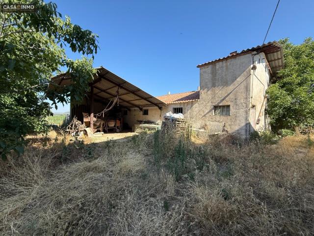 Se vende antigua granja en suelo urbano en el pueblo de Salas Bajas