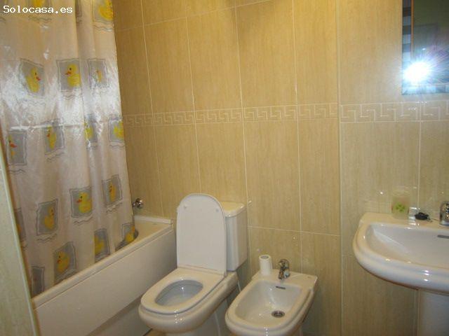 SE VENDE APARTAMENTO AMUEBLADO, SEMINUEVO, COCINA AMERICANA, DORMITORIO, BAÑO, TRASTERO Y GARAJE