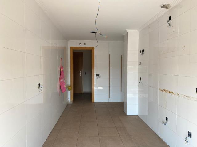 SE VENDE APARTAMENTO, COCINA, SALÓN, 2 HAB 2 BAÑOS, ASCENSOR, TRASTERO, PLAZA DE GARAJE, NECESITA REFORMA