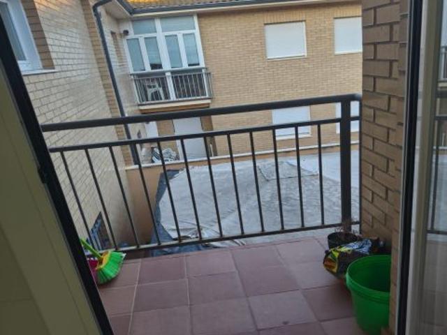 SE VENDE APARTAMENTO EN VALENCIA DE DON JUAN, COCINA CON TERRAZA, SALÓN, 2 HAB BAÑO, ASEO, ASCENSO