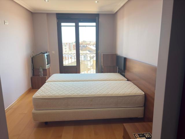 SE VENDE APARTAMENTO SEMINUEVO, 86 M2, COCINA AMUEBLADA, 2 HAB 2 BAÑOS, 3 TERRAZAS, ASCENSOR, TRASTERO Y P.G. CON MEJORAS
