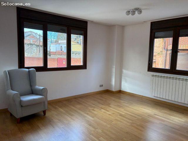 SE VENDE APARTAMENTO SEMINUEVO EN VALENCIA DE DON JUAN, COCINA AMUEBLADA, 2 HAB SALÓN, 2 BAÑOS, T