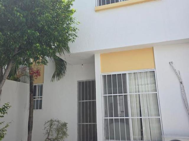 Se vende bonita casa con ubicacion privilegiada