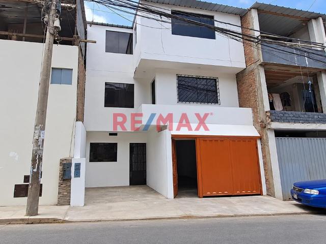 Se Vende Bonita Casa De 3 Pisos Cerca A La Av. Velazco Con Pastor Sevilla