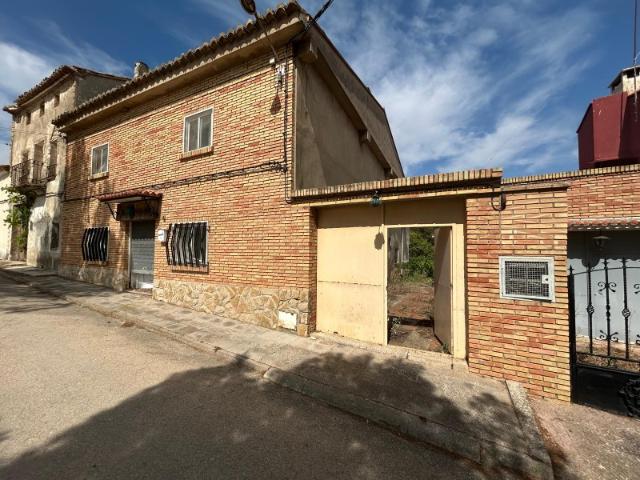SE VENDE CASA MUY GRANDE CON DOS PLANTAS CON GRAN JARDIN, ALBERCA, TERRAZA Y GRAN CASA GARAJE