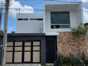 Se vende casa moderna, con terrazas y amplios espacios que se adaptan