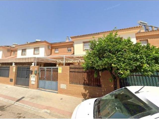 SE VENDE CASA OKUPADA en Calle Alfred Nobel Nº 13 Dos Hermanas Sevilla