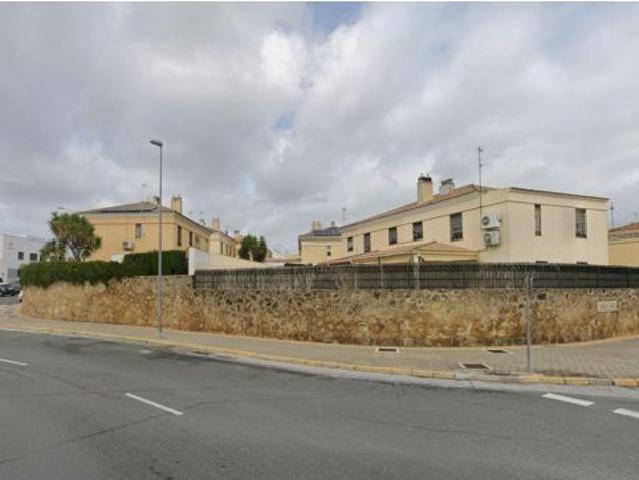 SE VENDE CASA OKUPADA en Calle RAFAEL CANSINO VEGA Nº 38 Tomares Sevilla