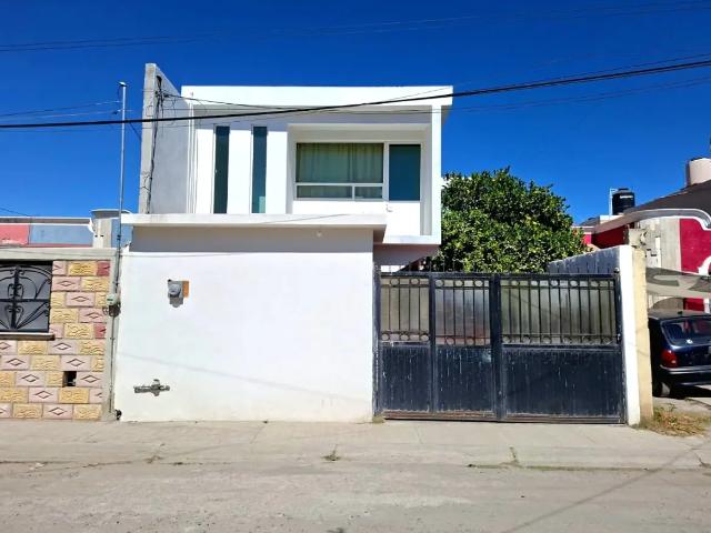 SE VENDE CASA ATRÁS DE TULIPANES DE 2 NIVELES Y 3 HABITACIONES