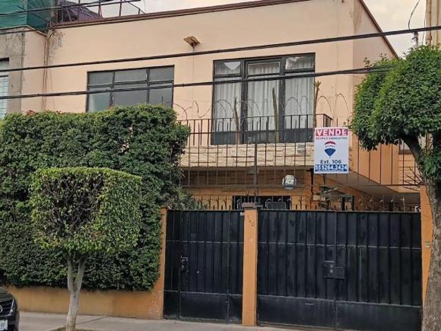 SE VENDE CASA A UNOS PASOS DEL PARQUE DE LOS VENADOS. PRECIO NEGOCIABLE