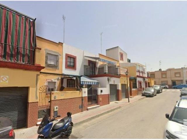 SE VENDE casa adosada OKUPA en C Oporto 19 de Dos Hermanas