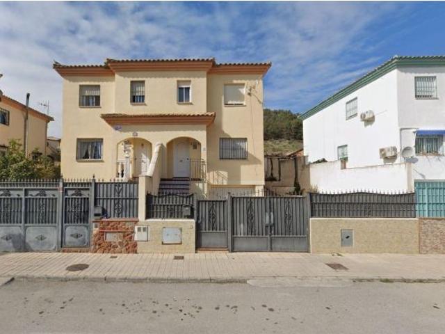 Se vende casa adosada OKUPA en Albolote Granada