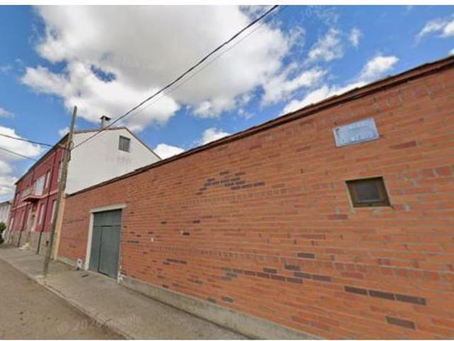 Se vende Casa Adosada OKUPADA en Calle Medio 1 Quintana del Marco, León