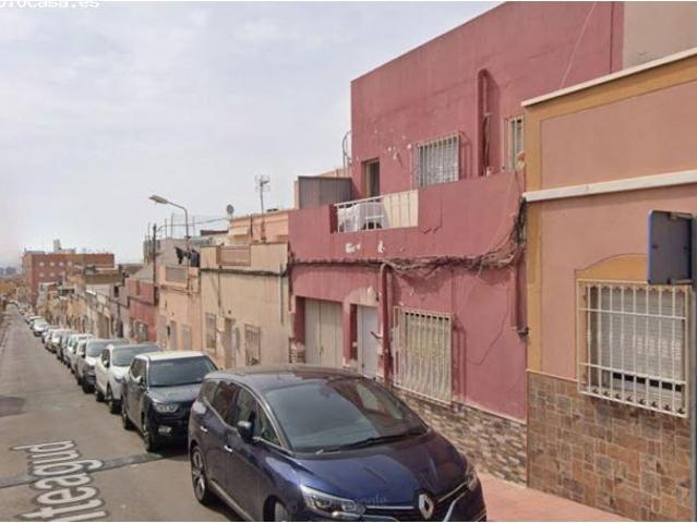 SE VENDE CASA ADOSADA OKUPADA en Calle Sierra Monteagud Nº 129 Almería Almería