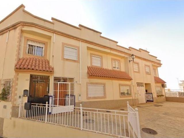 Se vende casa adosada OKUPADA en Huércal de Almería Almería