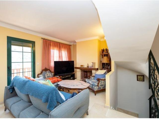 SE VENDE CASA ADOSADA URB. LA BERMEJANA, 4 DORM,3 BAÑOS. 2 SALONES, PATIO, TERRAZA, GARAJE, PISCINA