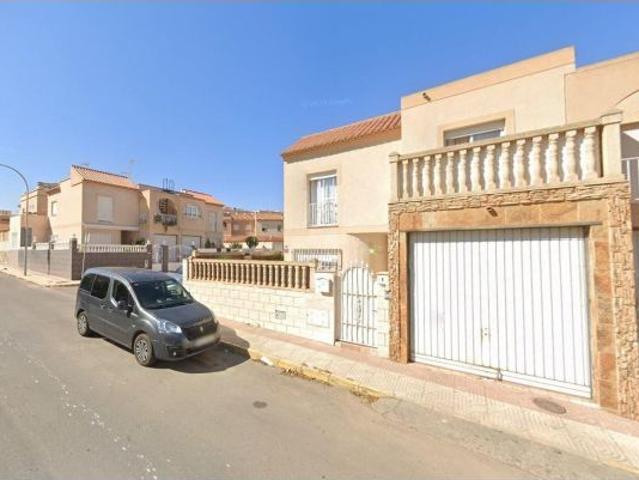 Se vende casa ALQUILADA en Calle Vilanova i la Geltrú 3 de Roquetas de Mar Almería