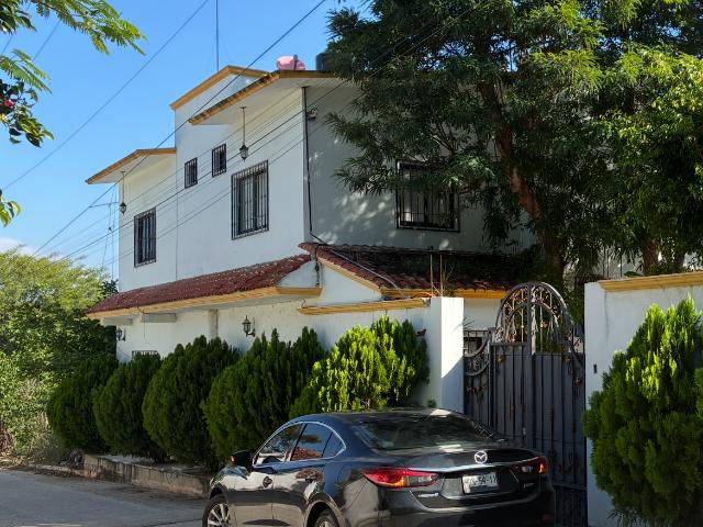 Se Vende Casa amplia de 800 mts2 en la entrada de Berriozábal