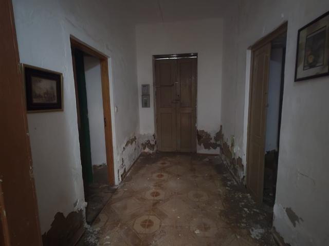 Se vende casa antigua con mucho carácter situada en la plaza. 193m² Tetir