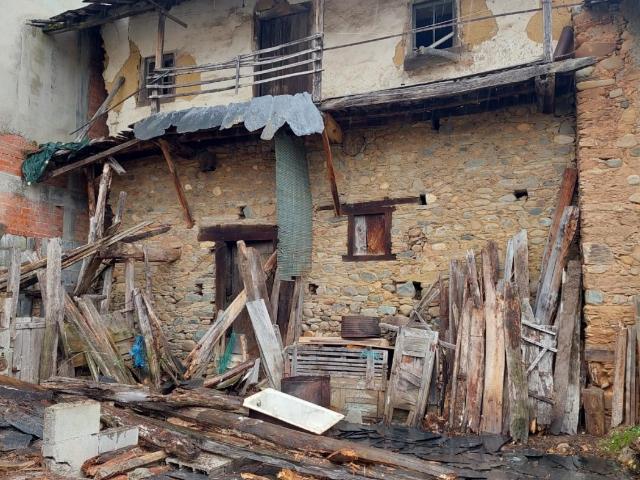 SE VENDE CASA ANTIGUA PARA REFORMAR CON TERRENO URBANO EN CACABELOS