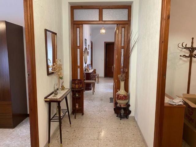 Se vende casa céntrica compuesta por 3 viviendas y otra encamarada