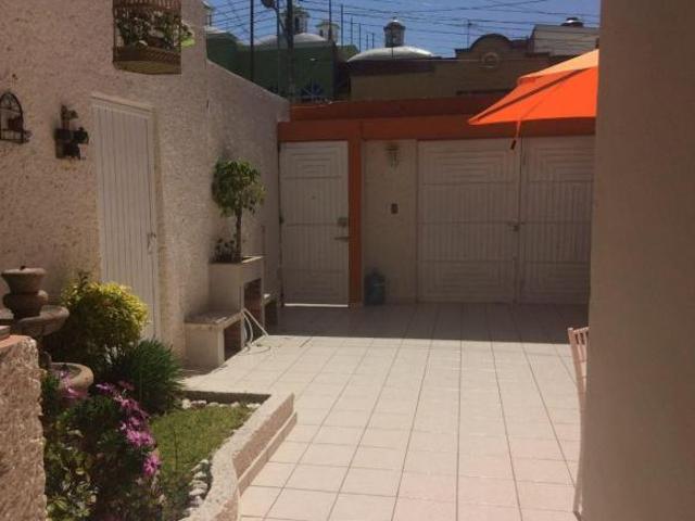 SE VENDE CASA CENTRICA EN VILLAS DEL SOL, SEGURA Y BIEN UBICADA
